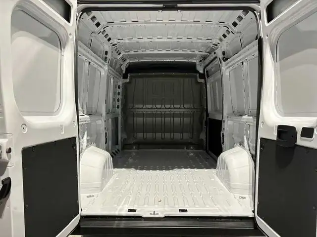 Opel Movano view 7