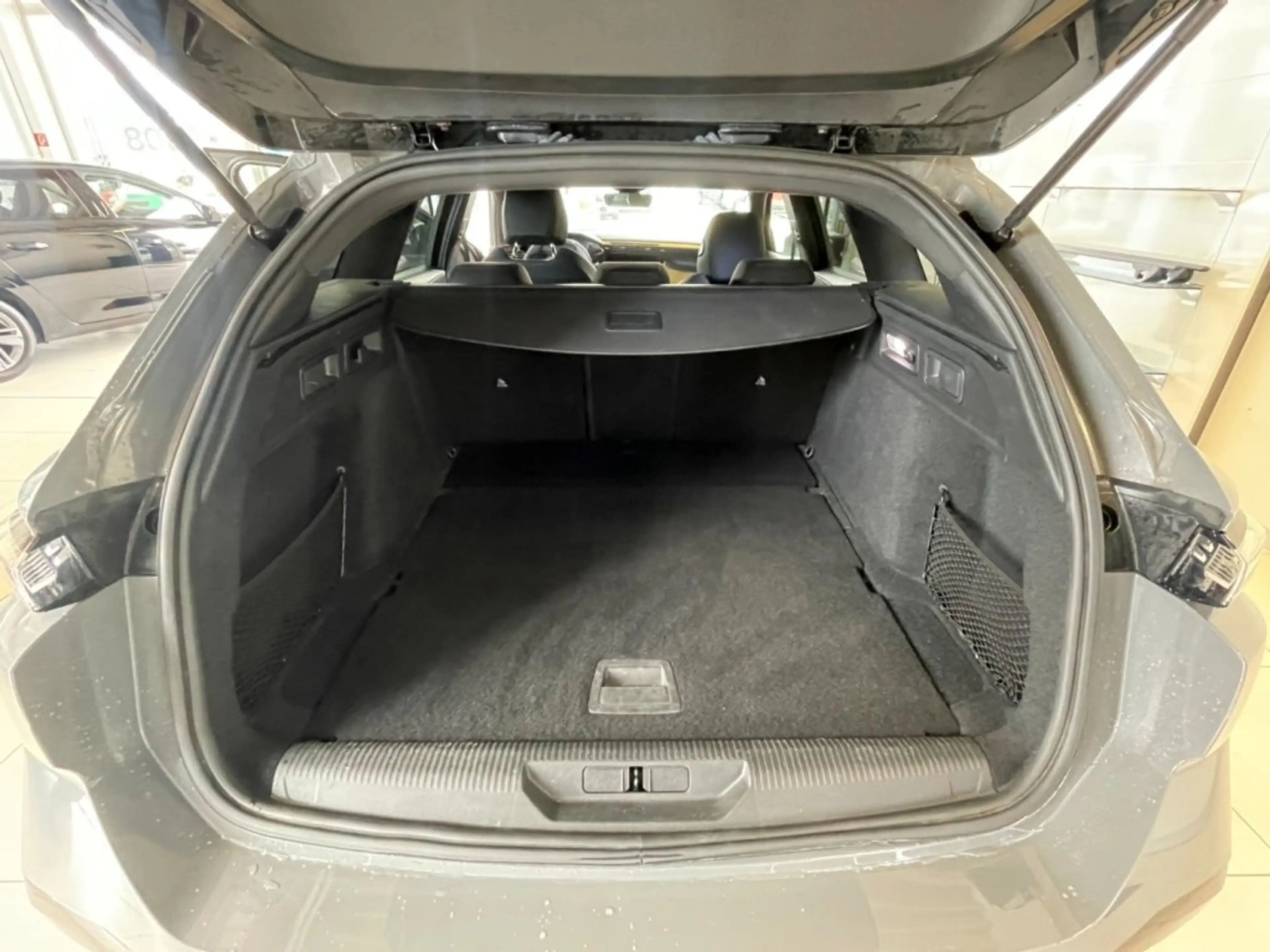 Peugeot 308 SW GT PT 130 EAT — photo 11