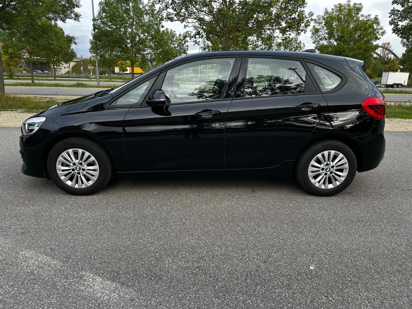 BMW 218 2er Active Tourer 218i Steptronic | 1 Hand Schwarz - 2