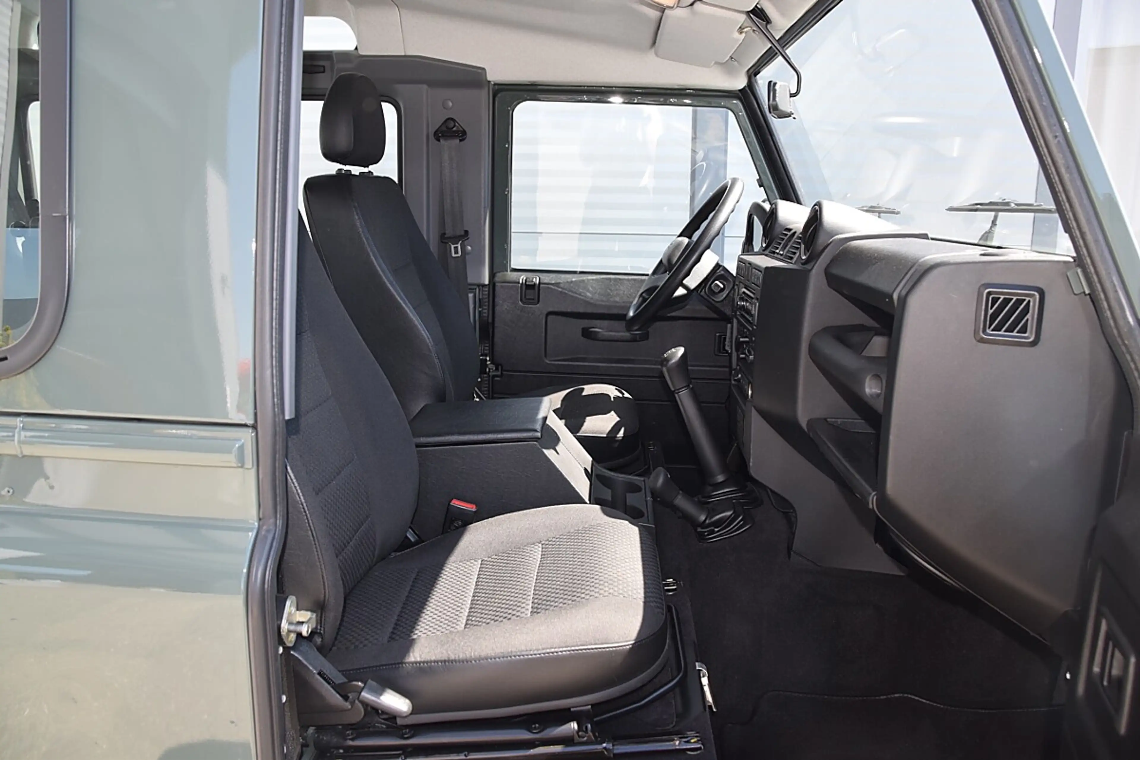 Land Rover Defender 90" Station Wagon E 2,2 AHK — photo 13