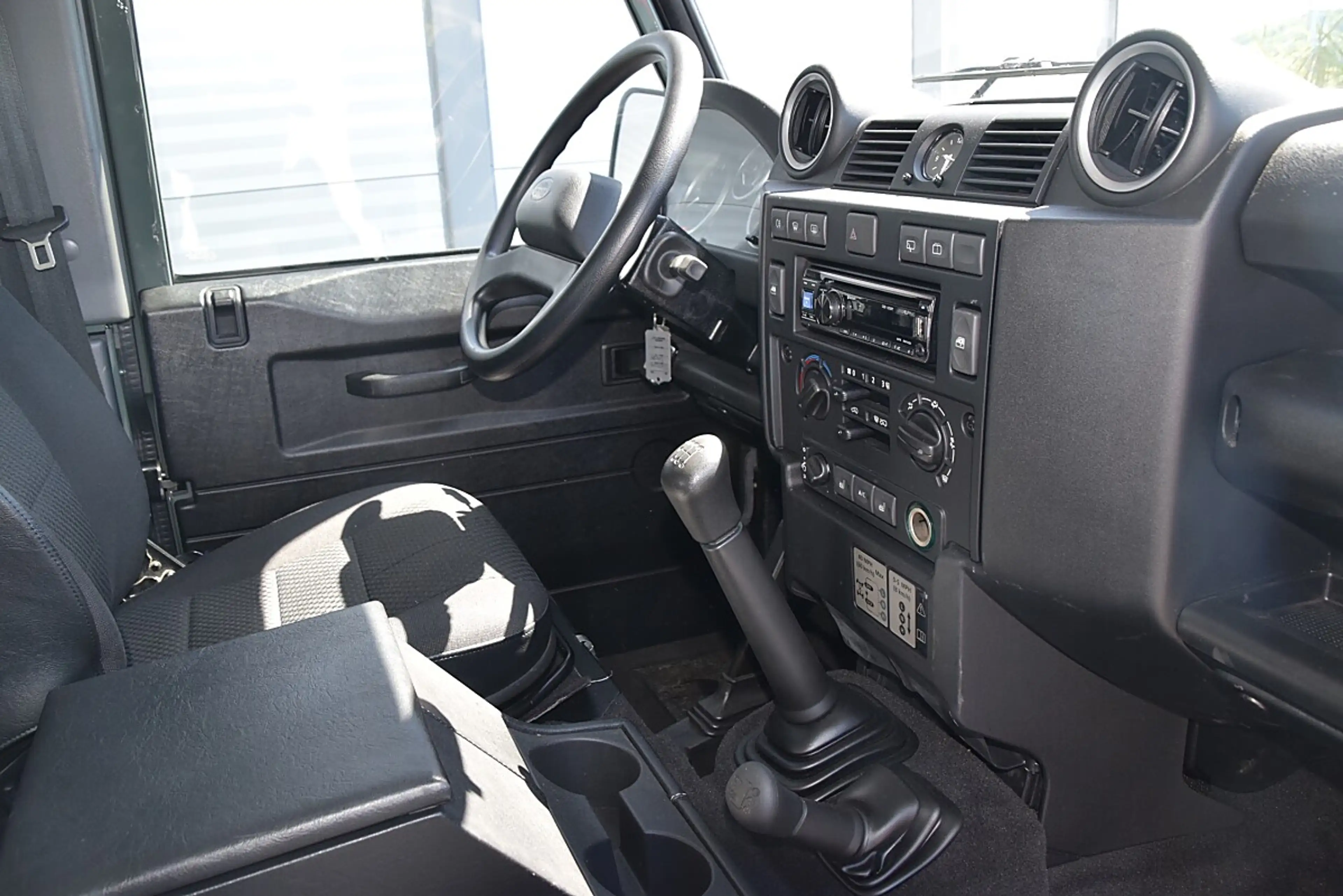 Land Rover Defender 90" Station Wagon E 2,2 AHK — photo 14