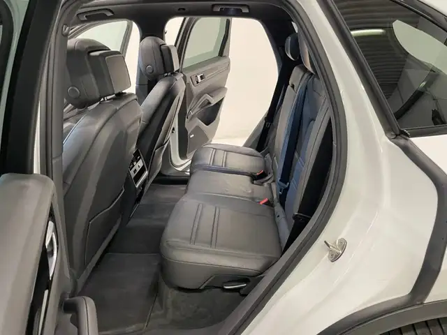 Porsche Cayenne view 9
