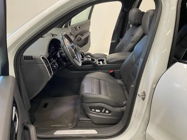 Porsche Cayenne view 8