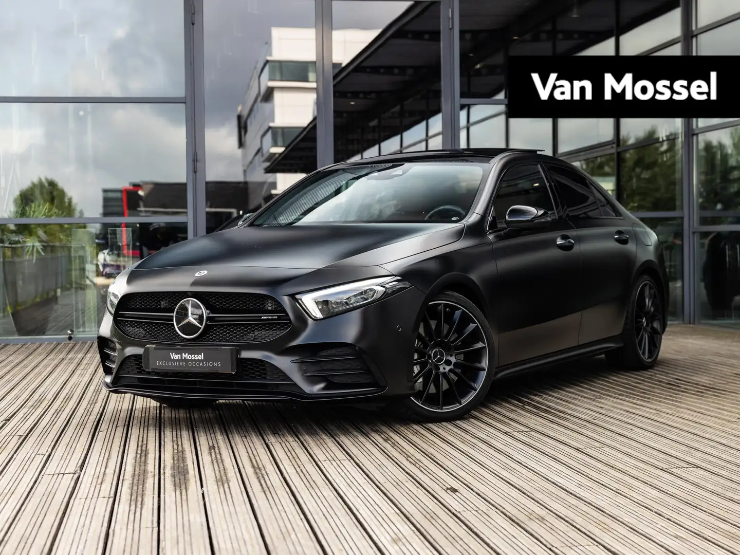 Mercedes-Benz A 35 AMG 4MATIC Premium Plus | DESIGNO MAGNO ZWART | 19 INC Nero - 1