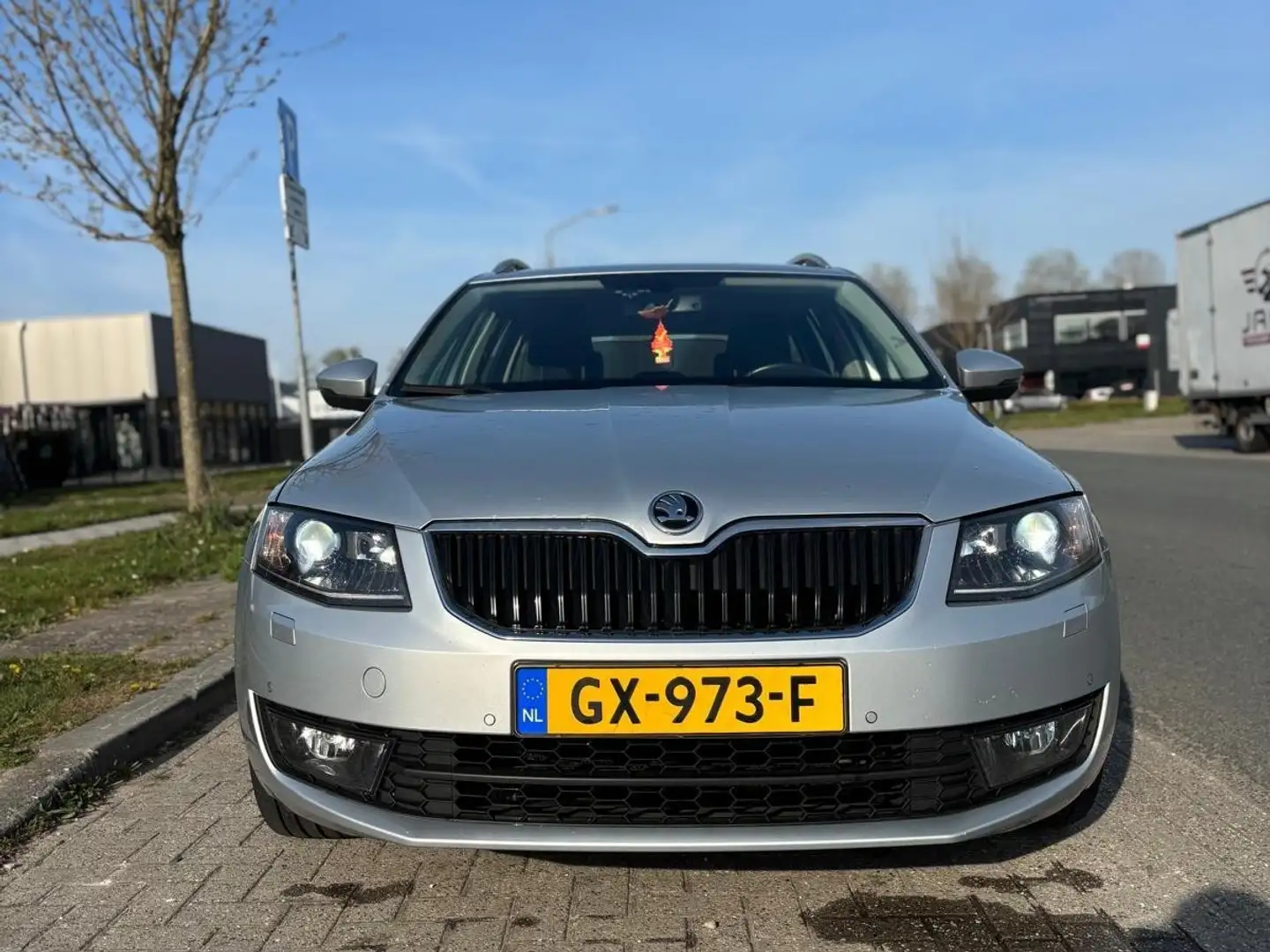 Skoda Octavia 1.6 TDI Grt Sty. Bns DSG Grijs - 1