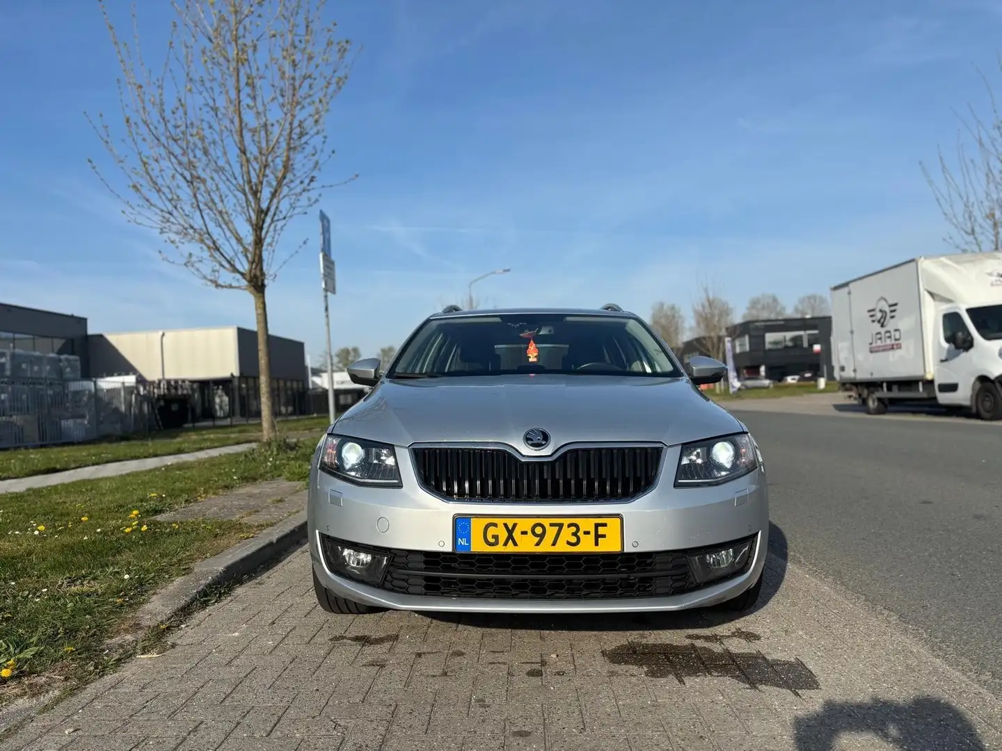 Skoda Octavia 1.6 TDI Grt Sty. Bns DSG Grijs - 2