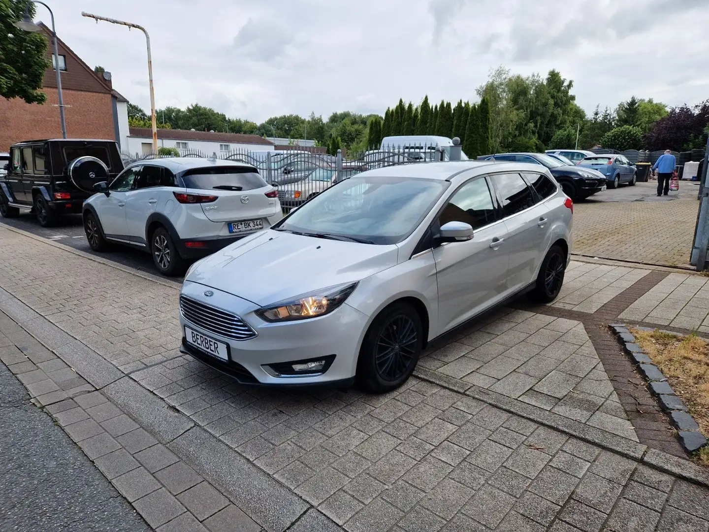 Ford Focus Turnier Titanium Automatik*NAVI*AHK*SHZ* Silber - 1