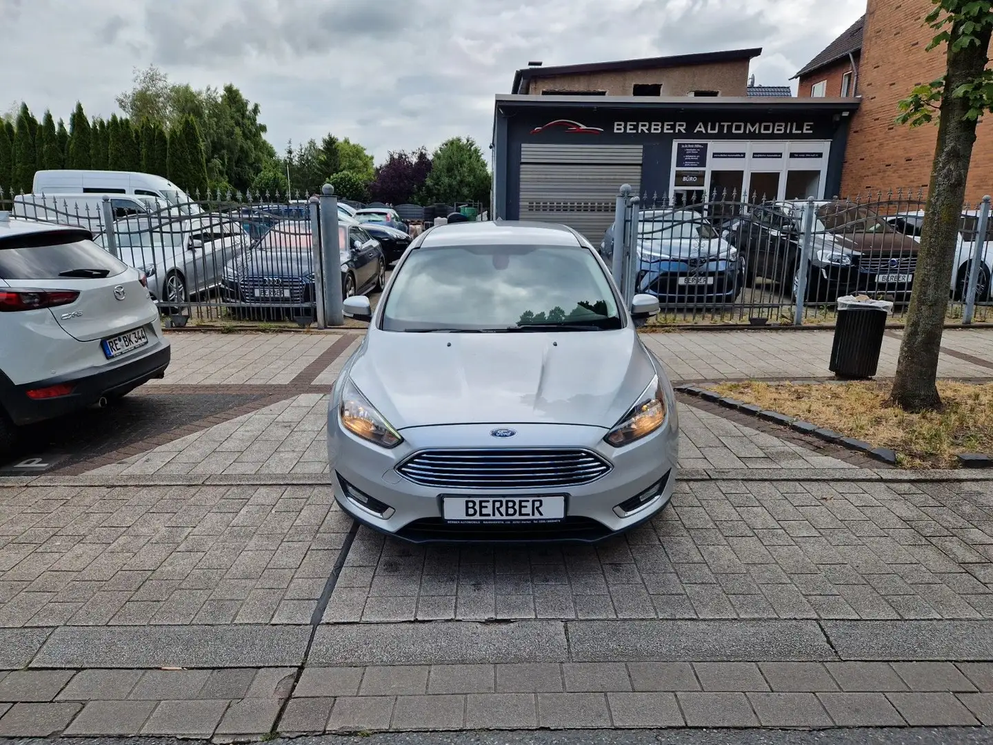 Ford Focus Turnier Titanium Automatik*NAVI*AHK*SHZ* Silber - 2