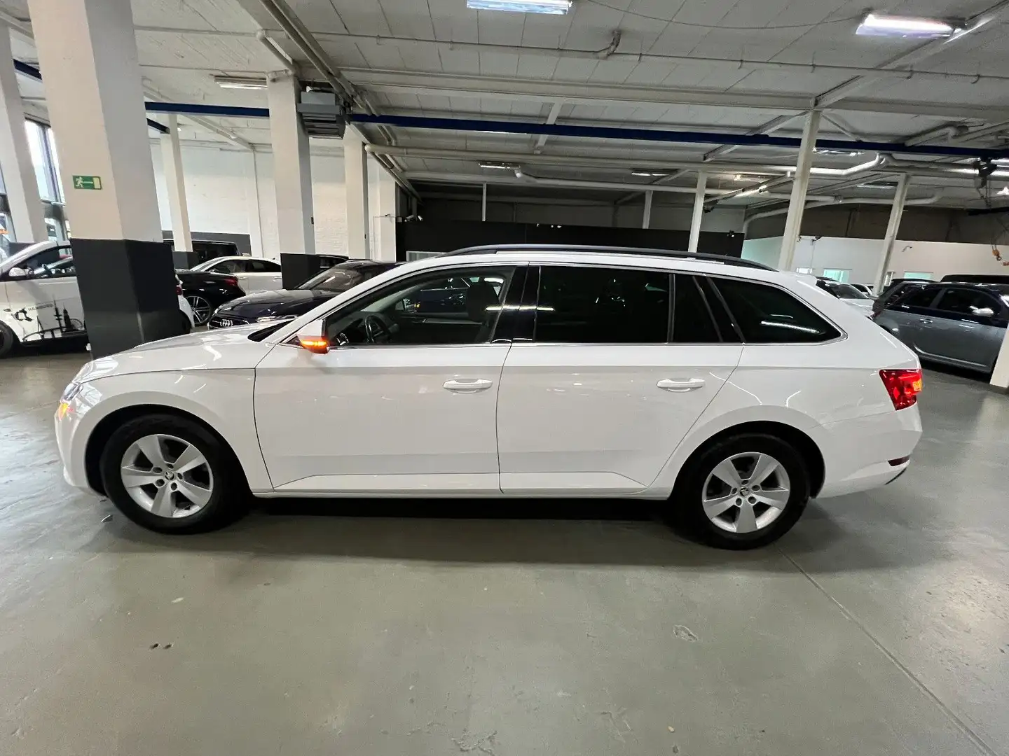 Skoda Superb Combi 2.0 TDI AMBITION FACELIFT NAVI LED Blanc - 2