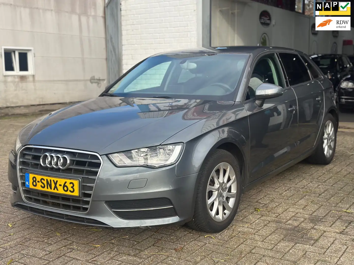 Audi A3 Sportback 1.4 TFSI Attraction Pro Line Bj:2013 Par Grijs - 1