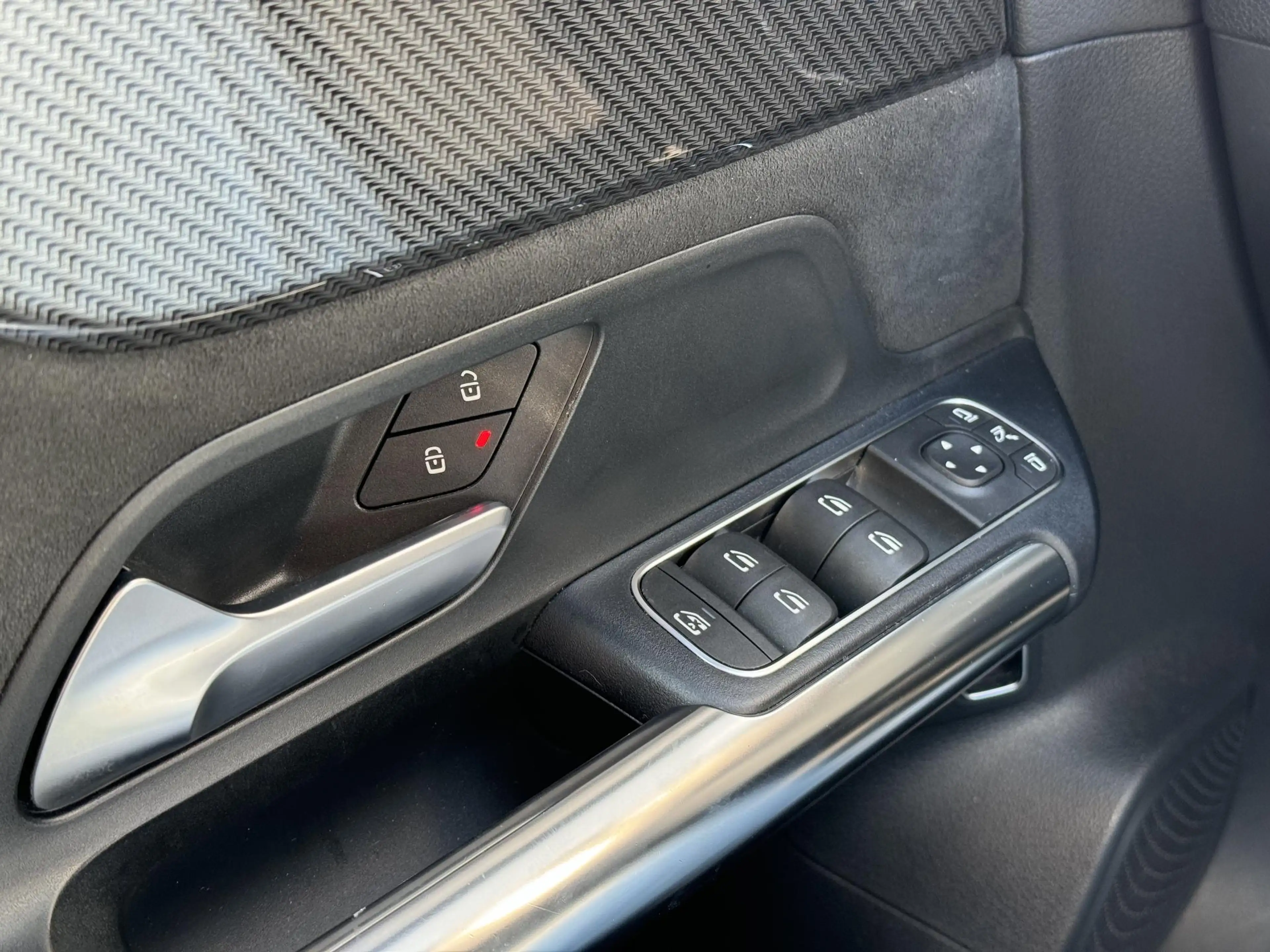 Mercedes-Benz GLA 250 250e AMG/360/ACC/BUSINESS — photo 32