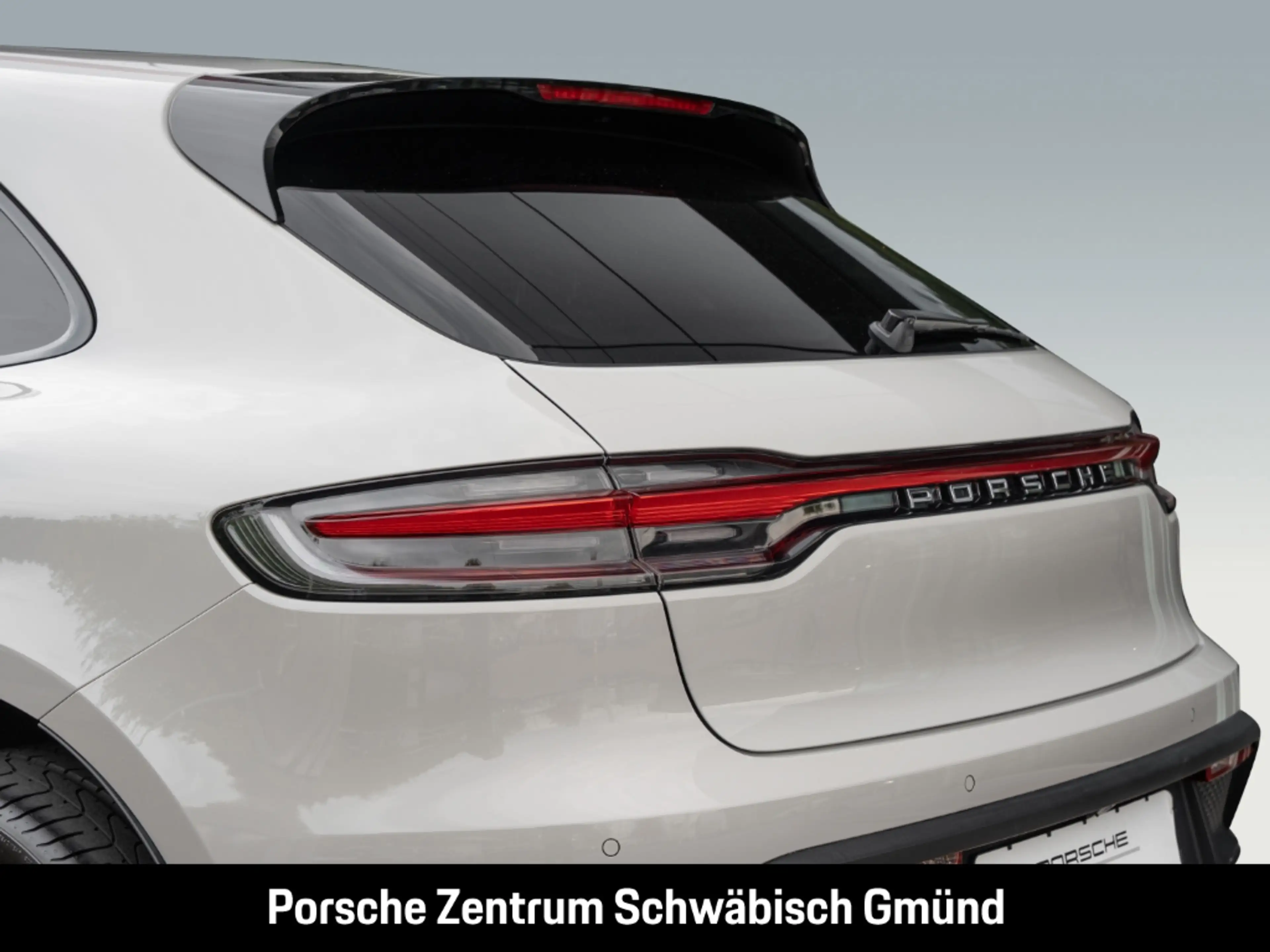 Porsche Macan S — photo 14