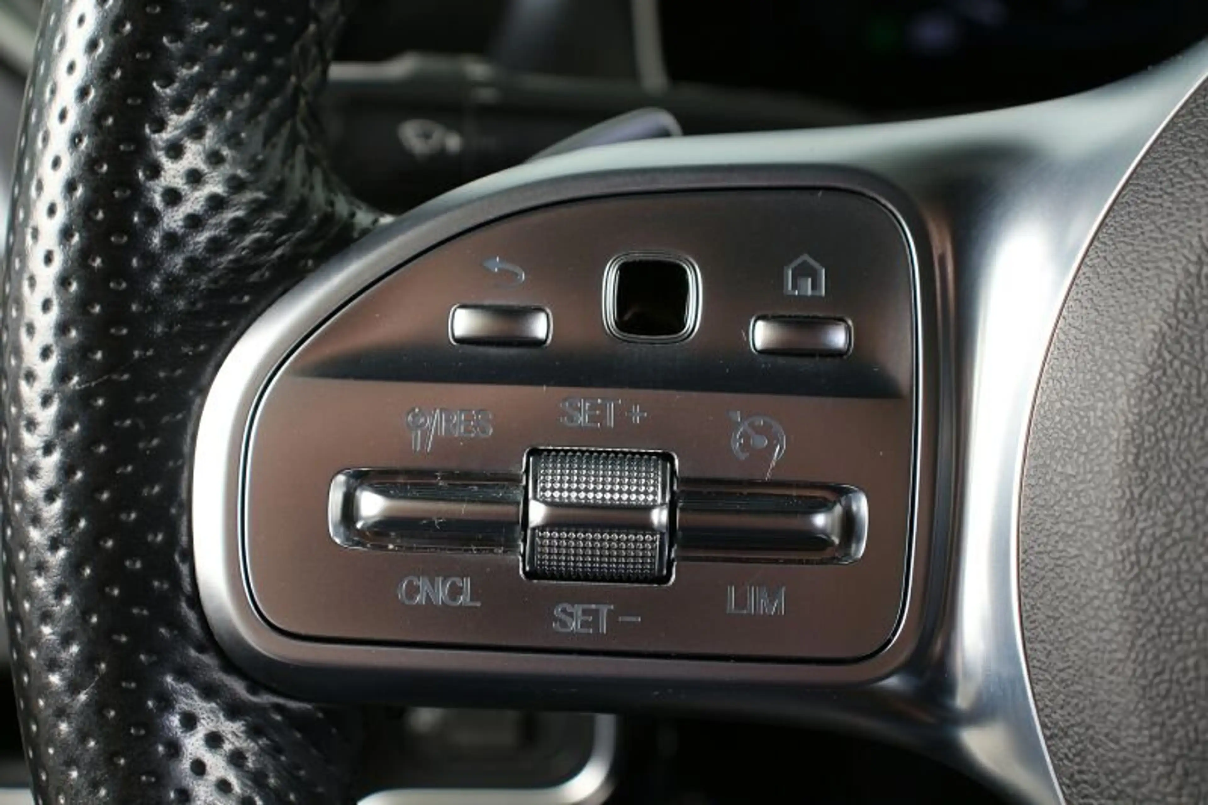 Mercedes-Benz A 35 AMG A35 AMG 4Matic Navi LED Burmester Panorama — photo 14