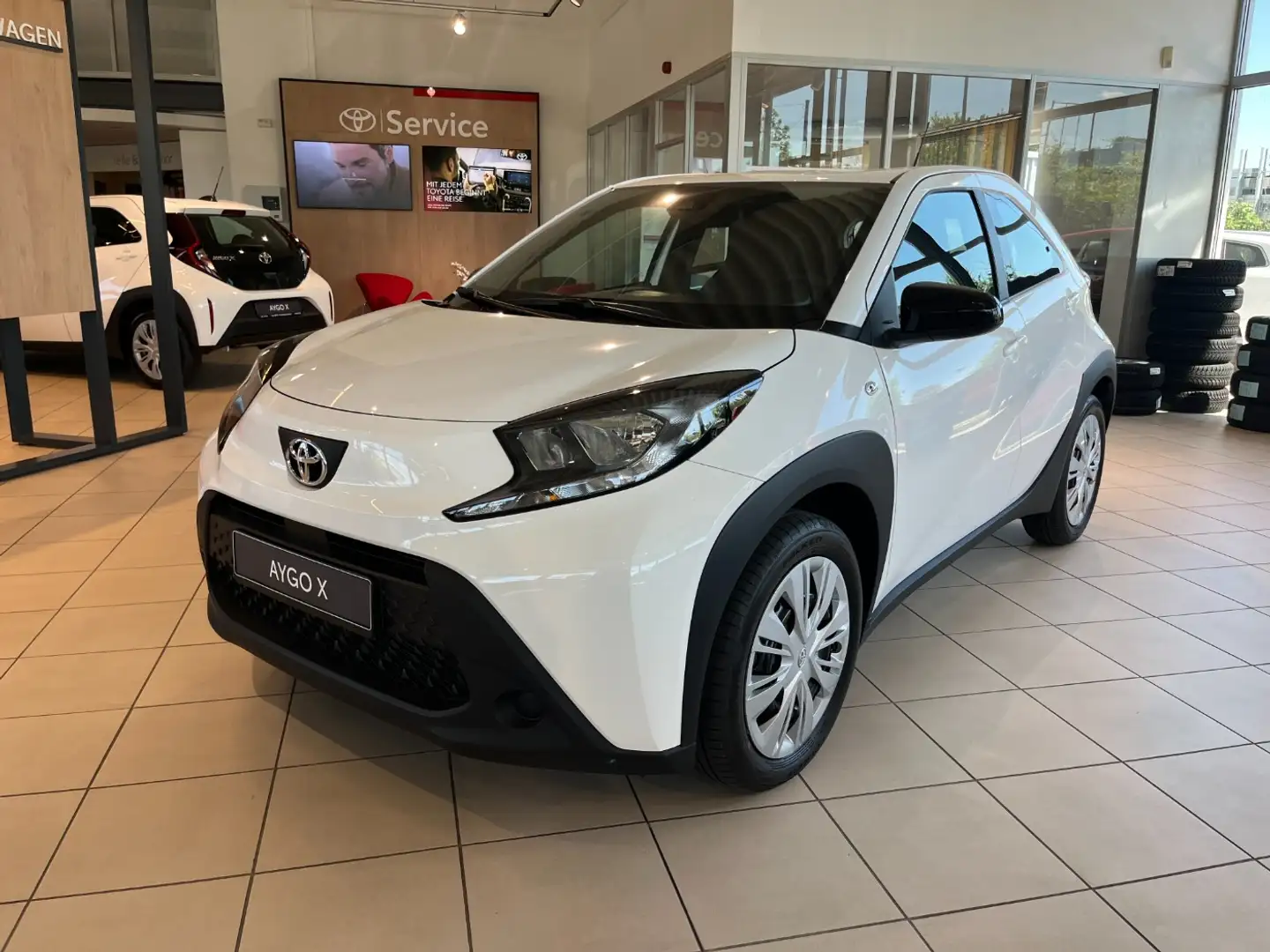 Toyota Aygo X 1.0 CVT Play Kamera, AppleCarPlay, DAB Wit - 2