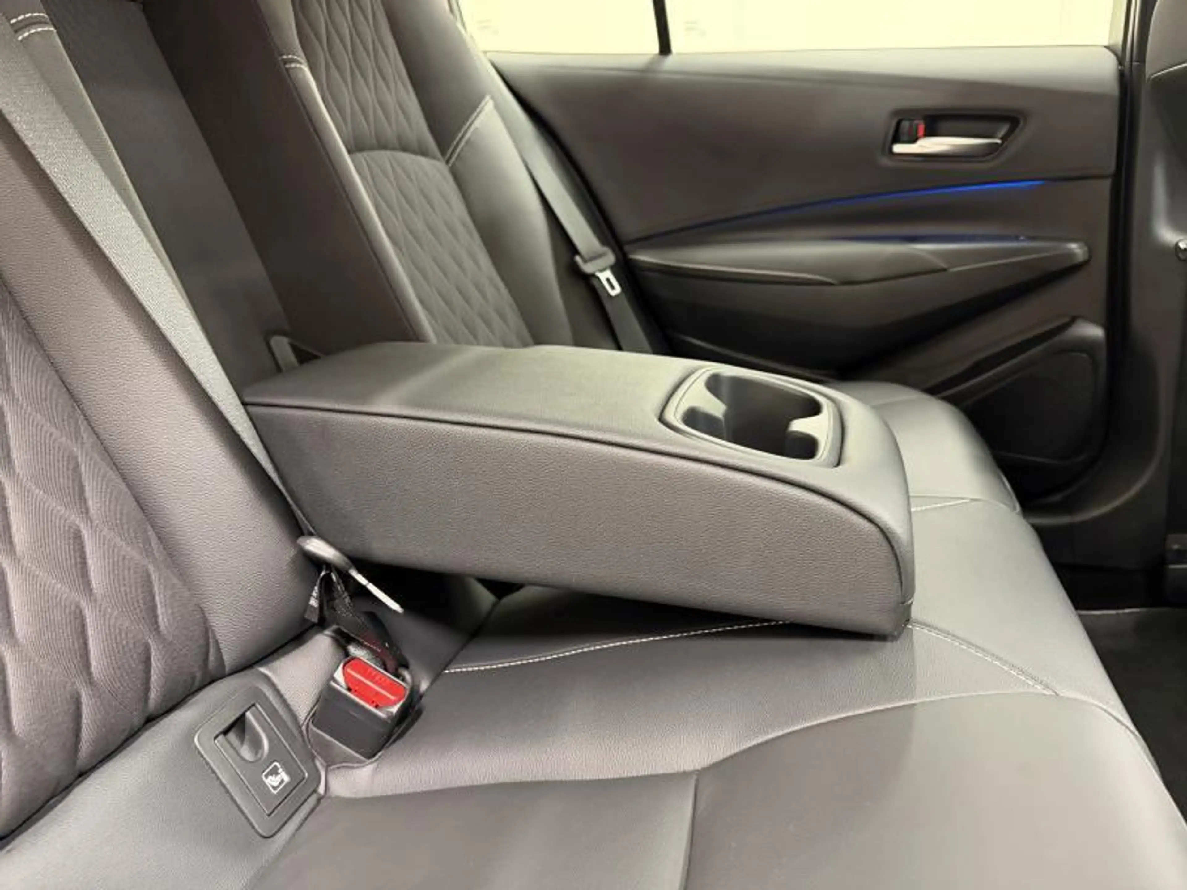 Toyota Corolla Sedan + Premium + Open dak — photo 14