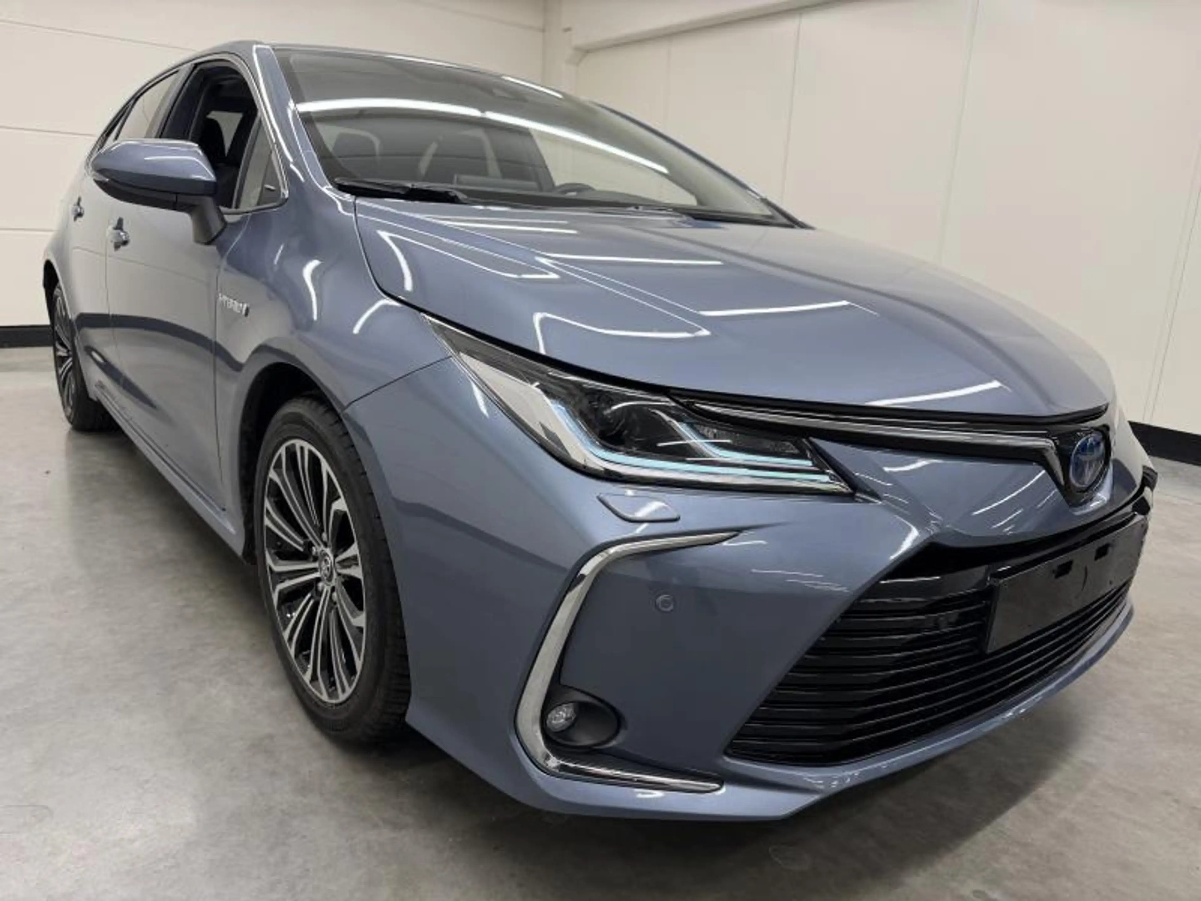 Toyota Corolla Sedan + Premium + Open dak — photo 2