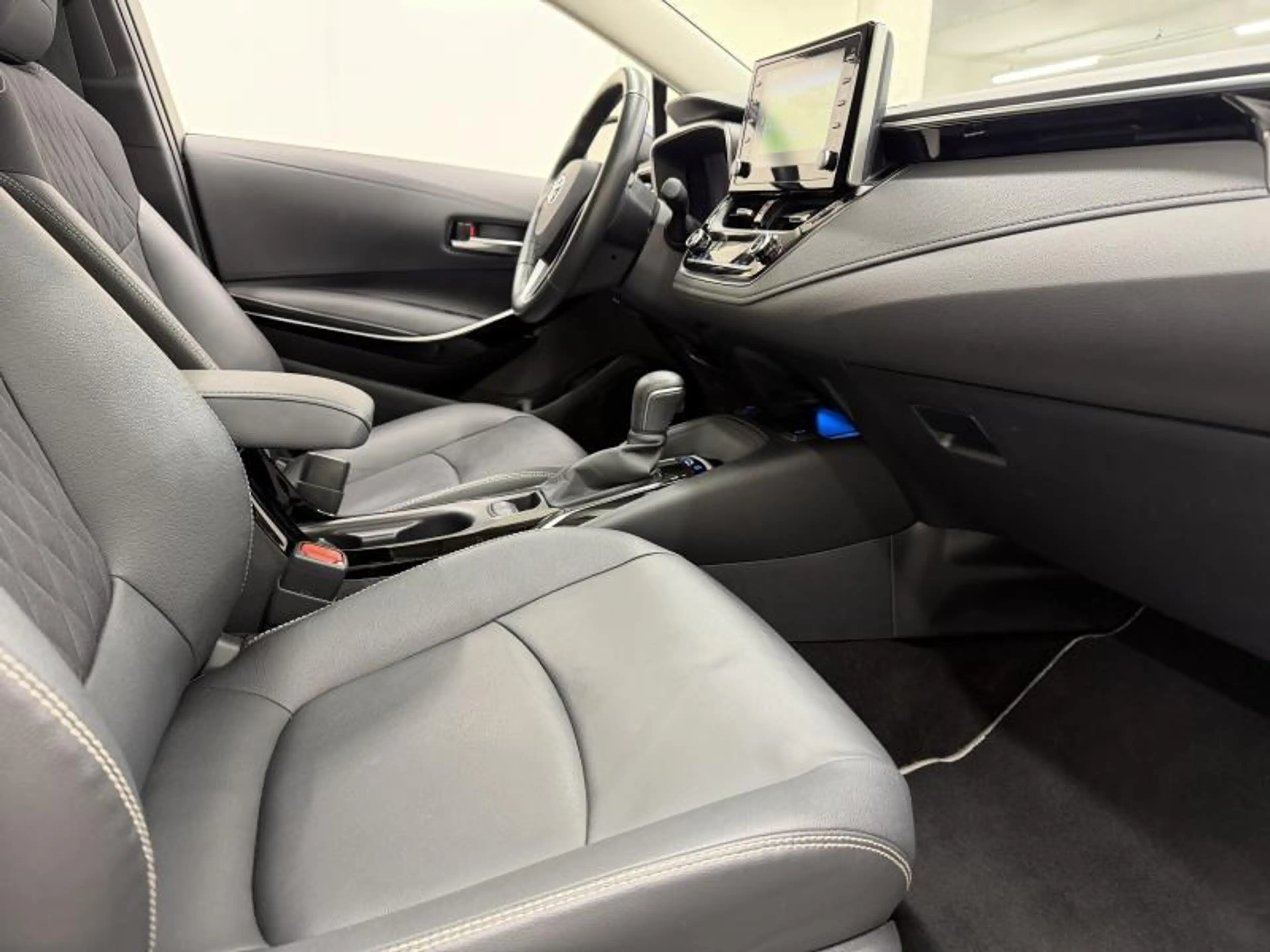 Toyota Corolla Sedan + Premium + Open dak — photo 11