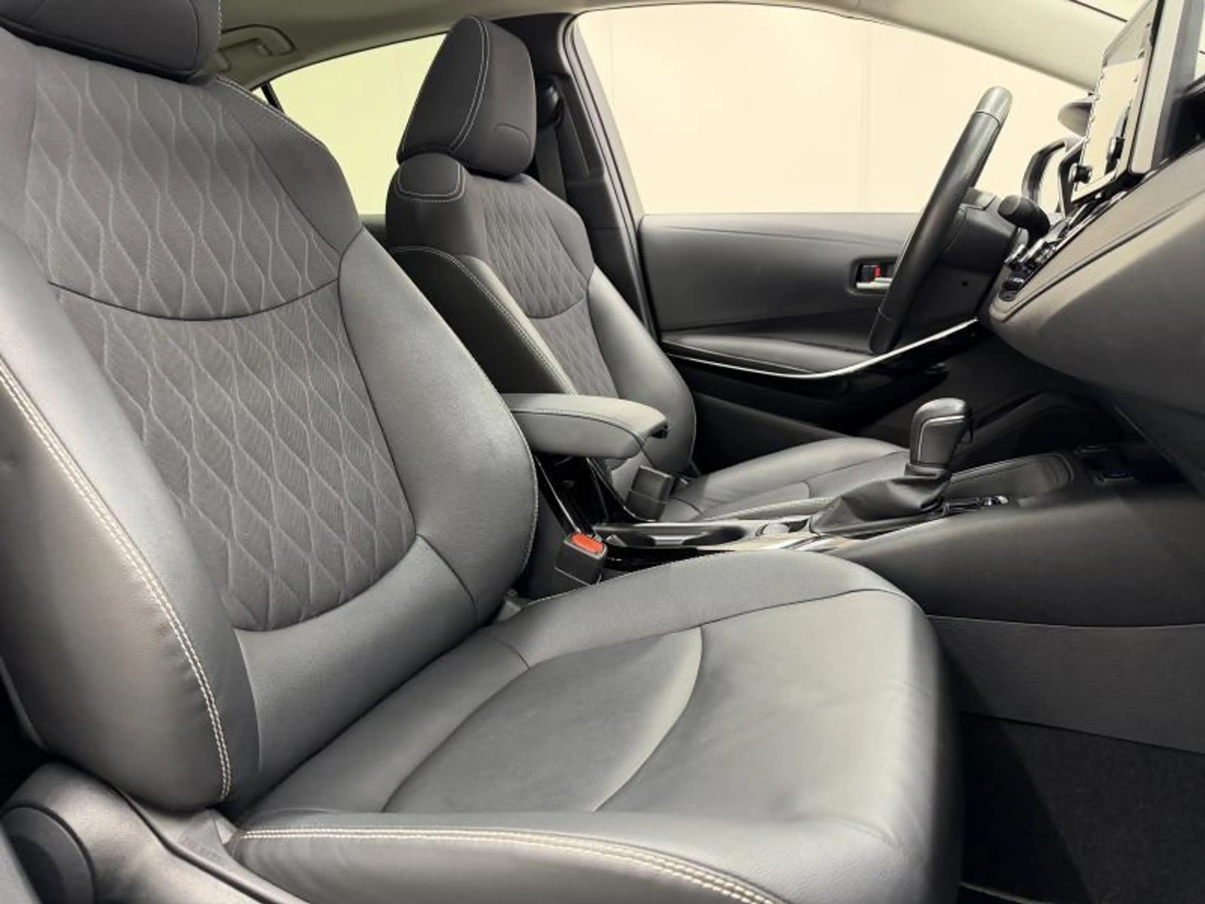 Toyota Corolla Sedan + Premium + Open dak — photo 10