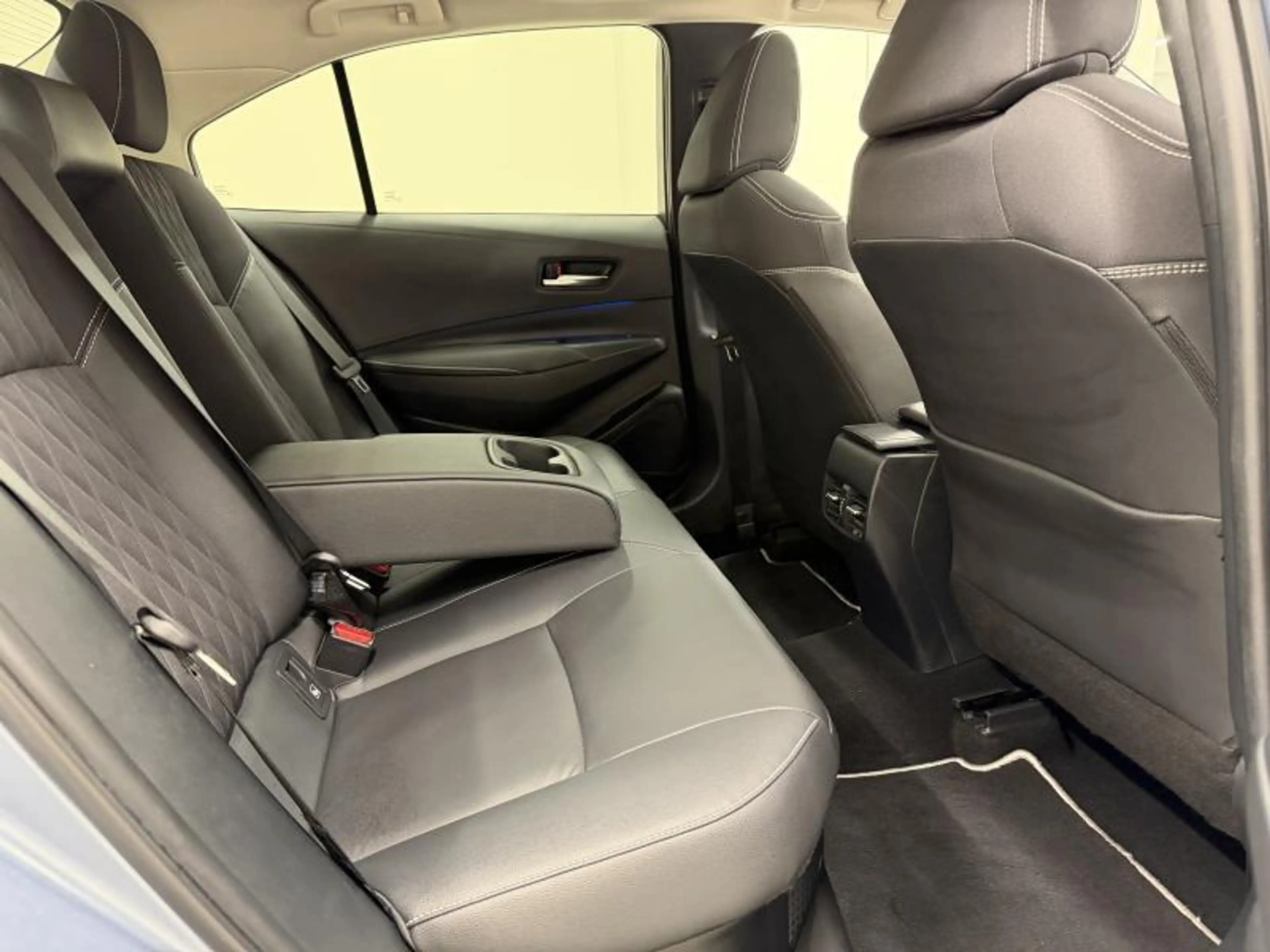 Toyota Corolla Sedan + Premium + Open dak — photo 15