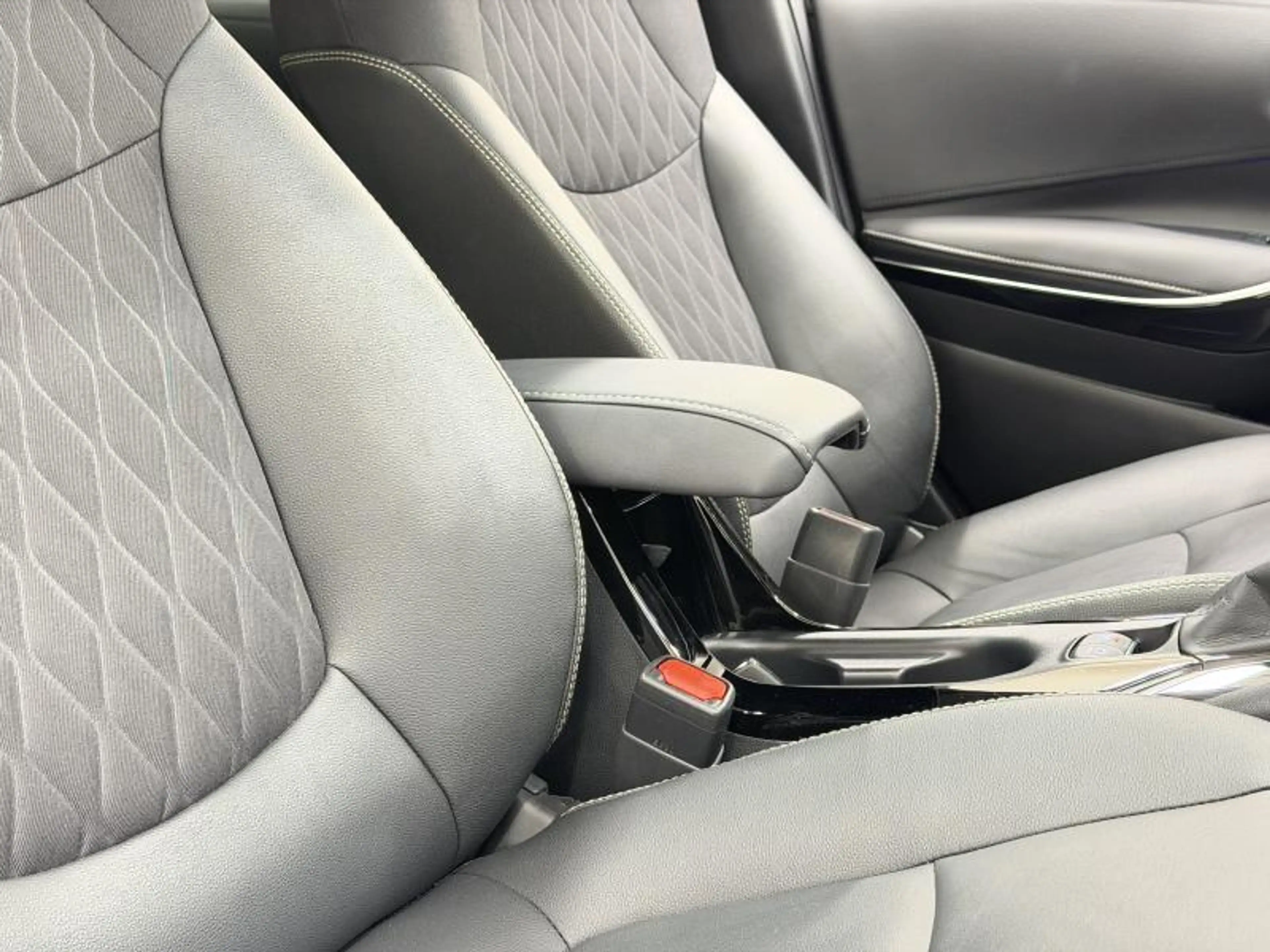 Toyota Corolla Sedan + Premium + Open dak — photo 13