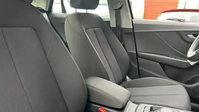 Audi Q2 view 25