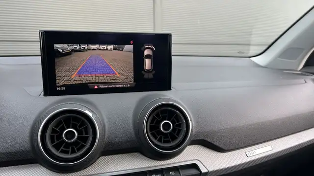 Audi Q2 view 15