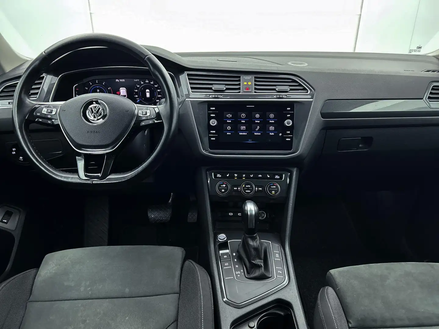 Volkswagen Tiguan Allspace 1.5 TSI Highline | PANO | Massagestoel | Stoelverw Grijs - 2