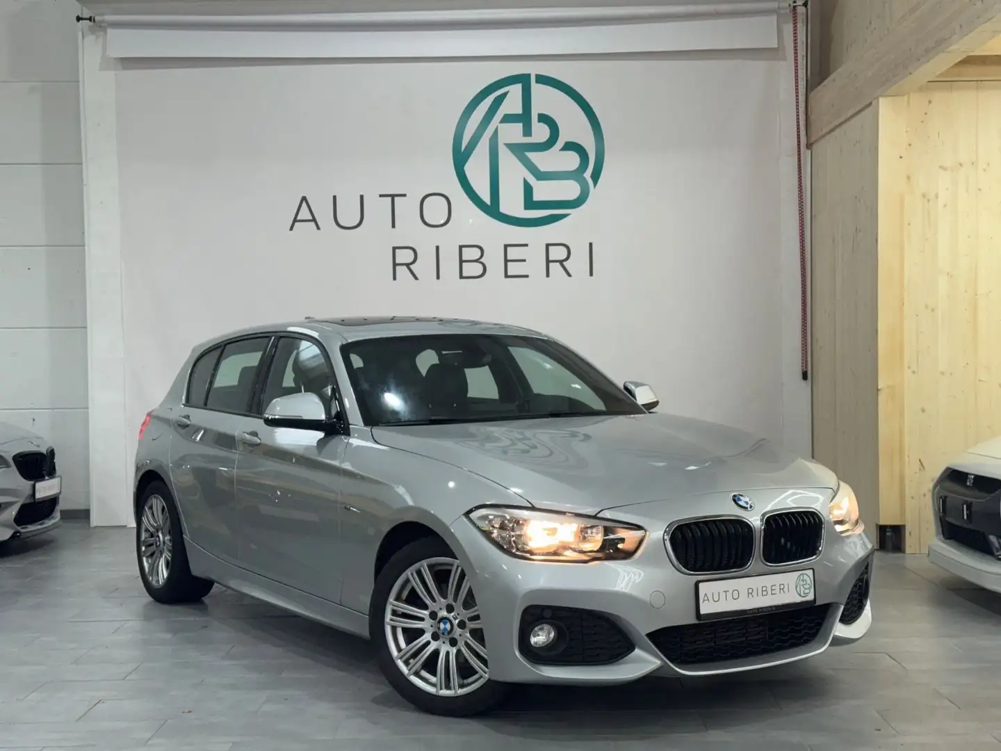 BMW 118 Limousine 5-trg. 118 d*M-Sport*PANO* Silber - 1