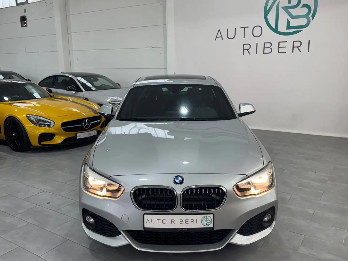 BMW 118 Limousine 5-trg. 118 d*M-Sport*PANO* Silber - 2