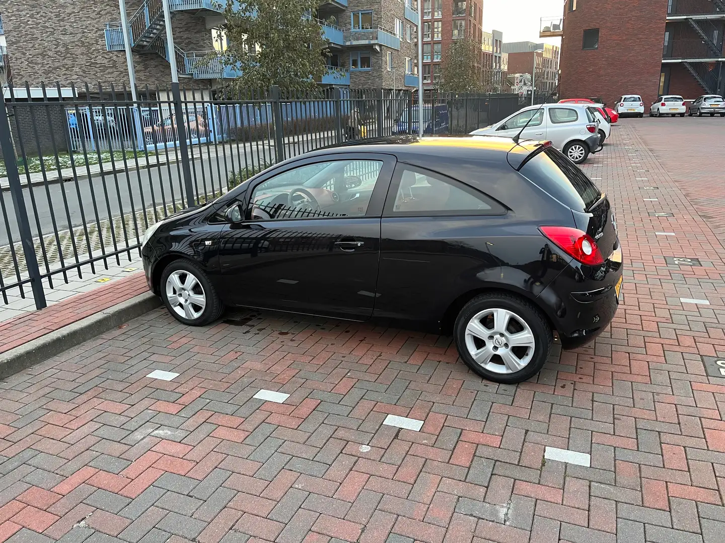 Opel Corsa 1.0-12V Essentia Zwart - 1