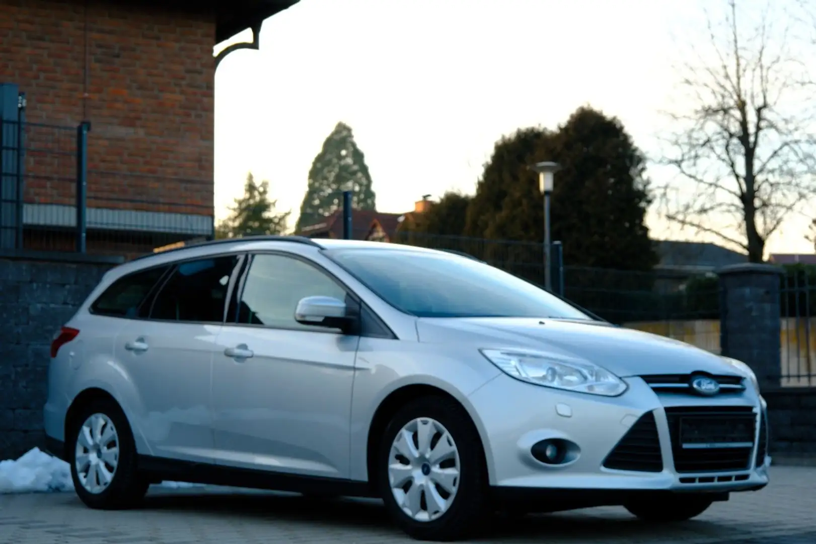 Ford Focus Turnier 1.6 TDCi Trend/TÜV Neu/gepfl./AHK Silber - 1