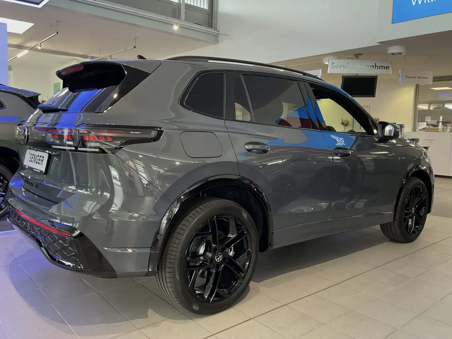 Volkswagen Tiguan R-Line 1,5 l eHybrid ergoActive Sitze LED Grau - 2