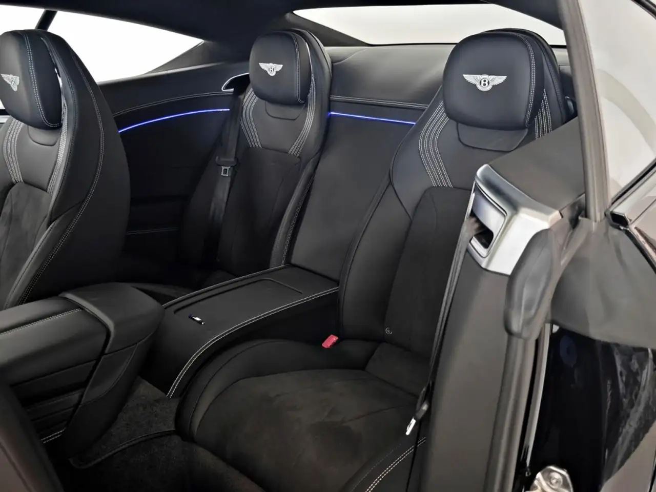 Bentley Continental 2024 — фото 13