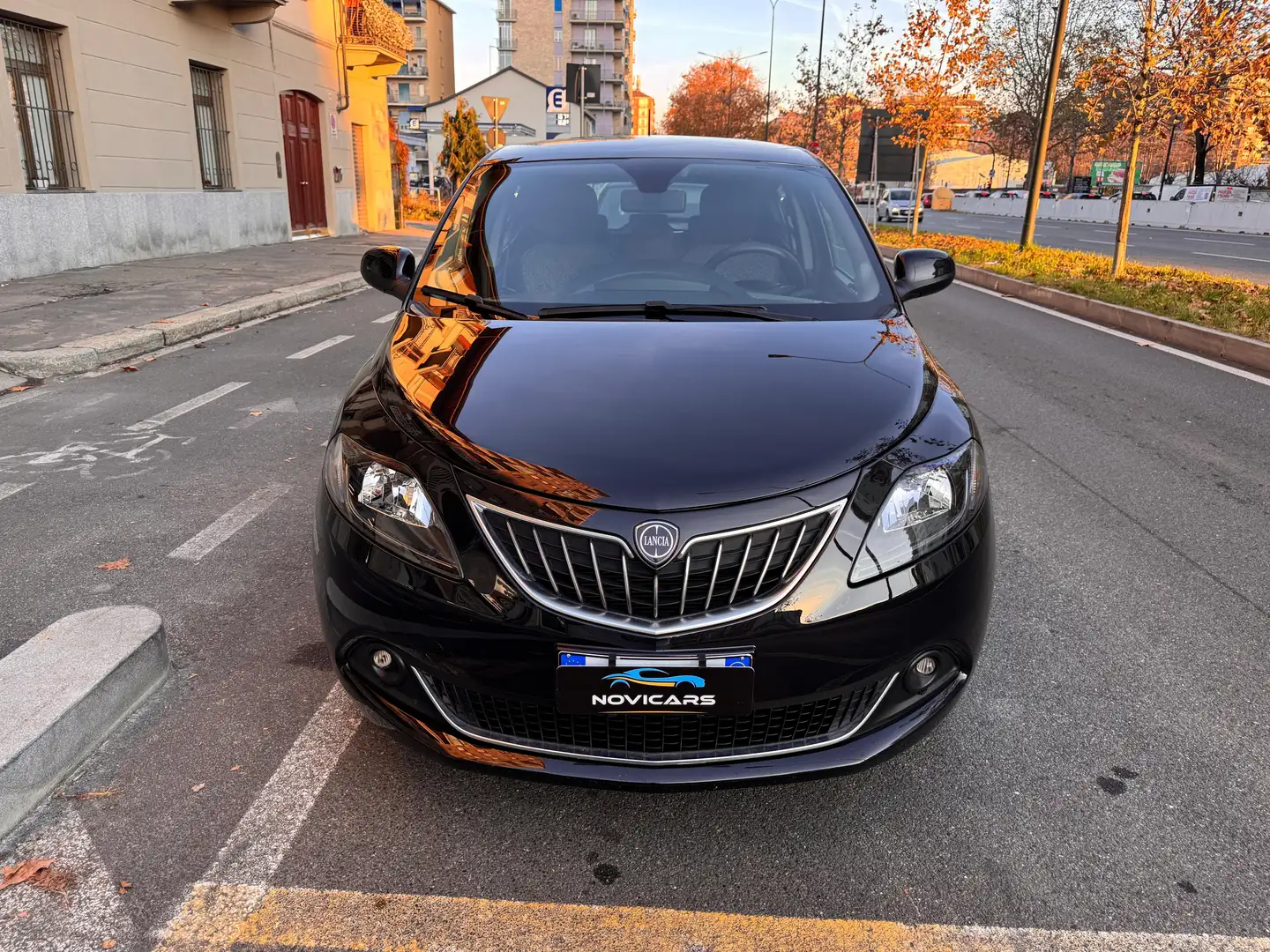 Lancia Ypsilon Ypsilon III 2021 1.2 Silver Plus Gpl 69cv Schwarz - 2