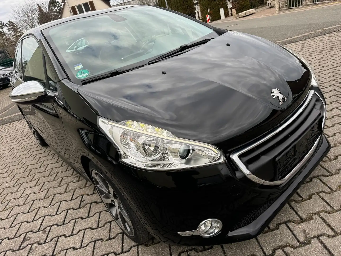 Peugeot 208 Allure Zwart - 1