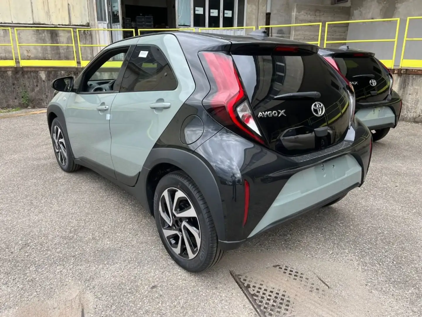 Toyota Aygo X 1.0 VVT-i 72 CV 5 porte Trend Zwart - 2