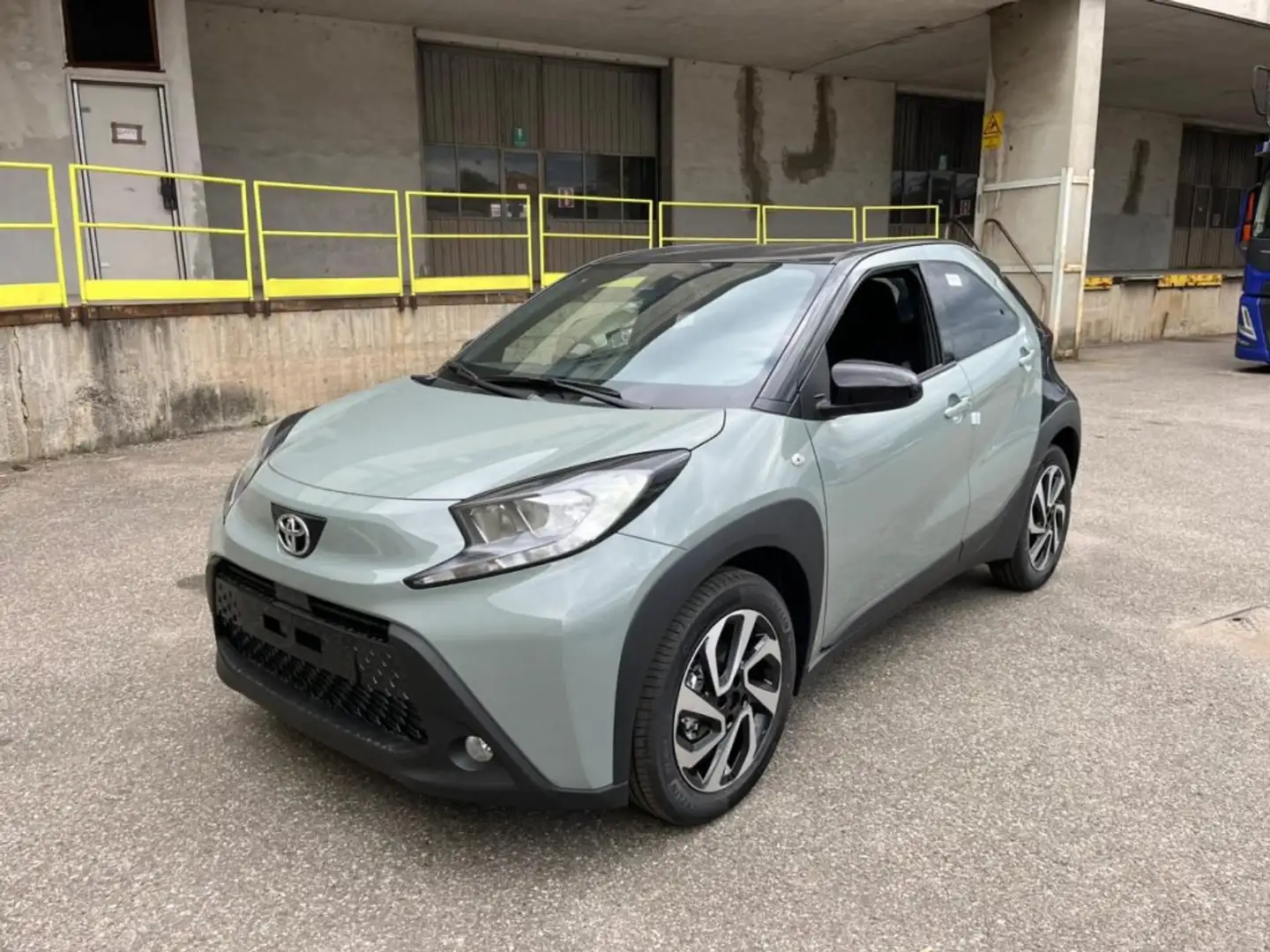 Toyota Aygo X 1.0 VVT-i 72 CV 5 porte Trend Zwart - 1