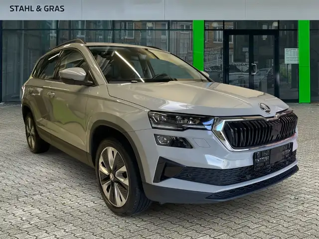 Skoda Karoq Style 1.5 TSI AHK El. Panodach Navi LED Blendfreie