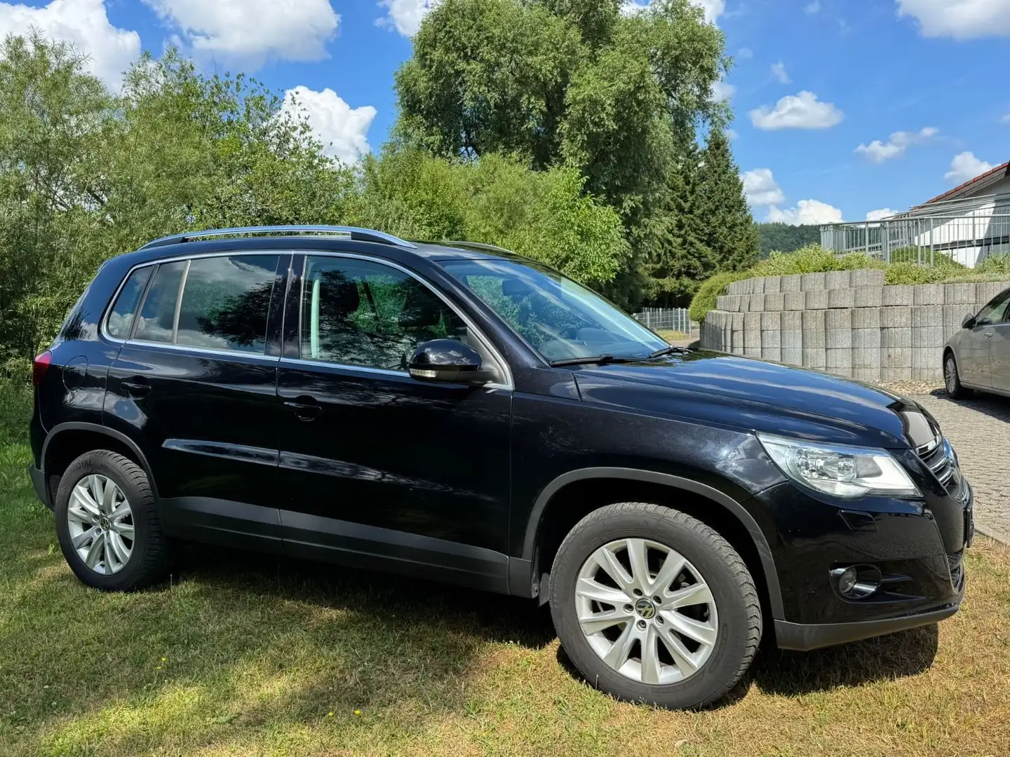 Volkswagen Tiguan Sport & Style 4Motion*DSG*4x4*Pano*Navi* crna - 2