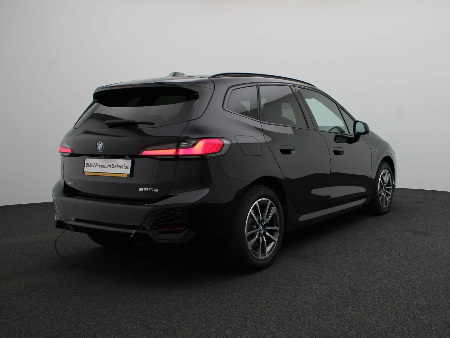 BMW 225 2 Serie Active Tourer 225e xDrive M Sportpakket | Zwart - 2