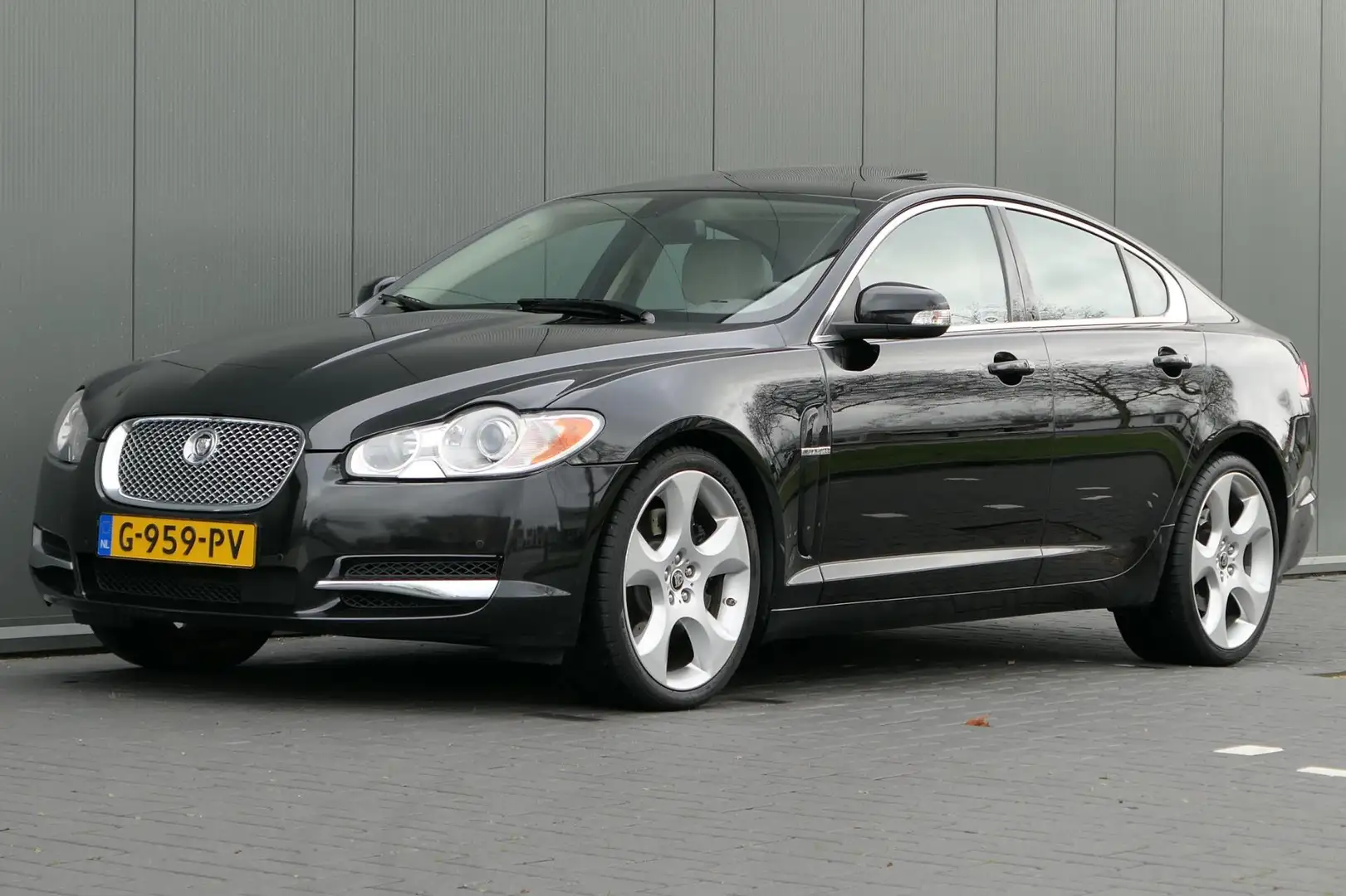 Jaguar XF 4.2 V8 SV8 Supercharged Youngtimer Schuifdak Zwart - 1