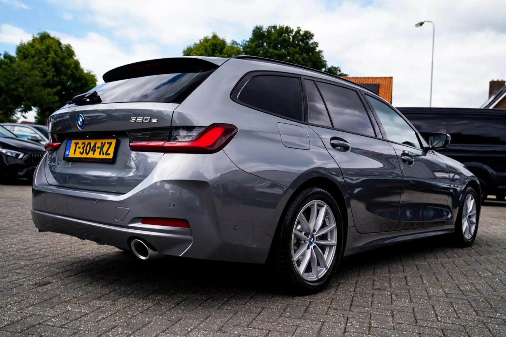BMW 320 3-serie Touring 320e | Panorama | Elektrische trek Grijs - 2