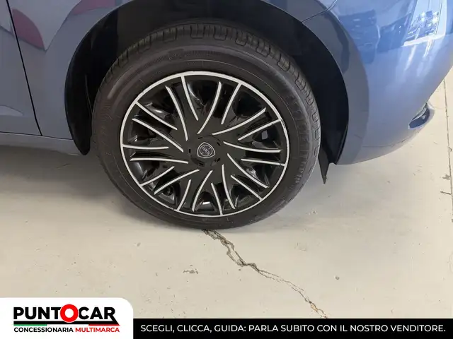 Lancia Ypsilon view 4