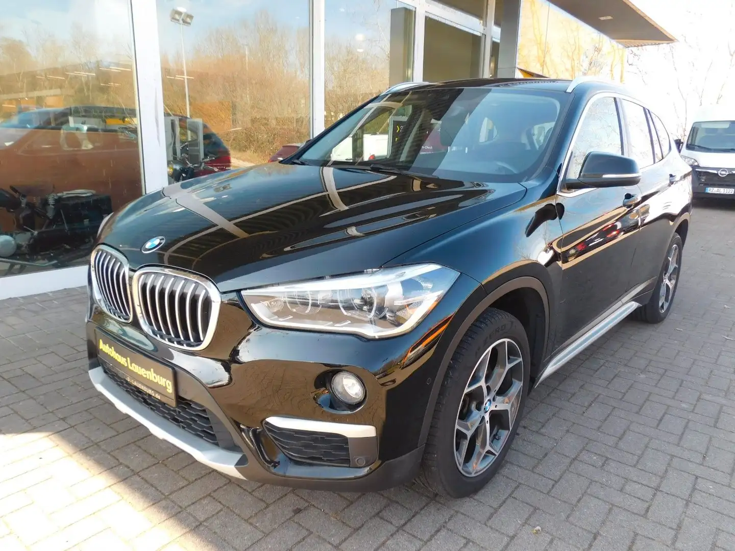 BMW X1 sDrive 18 d+PANO+KLIMA+NAVI+SHZ Zwart - 1