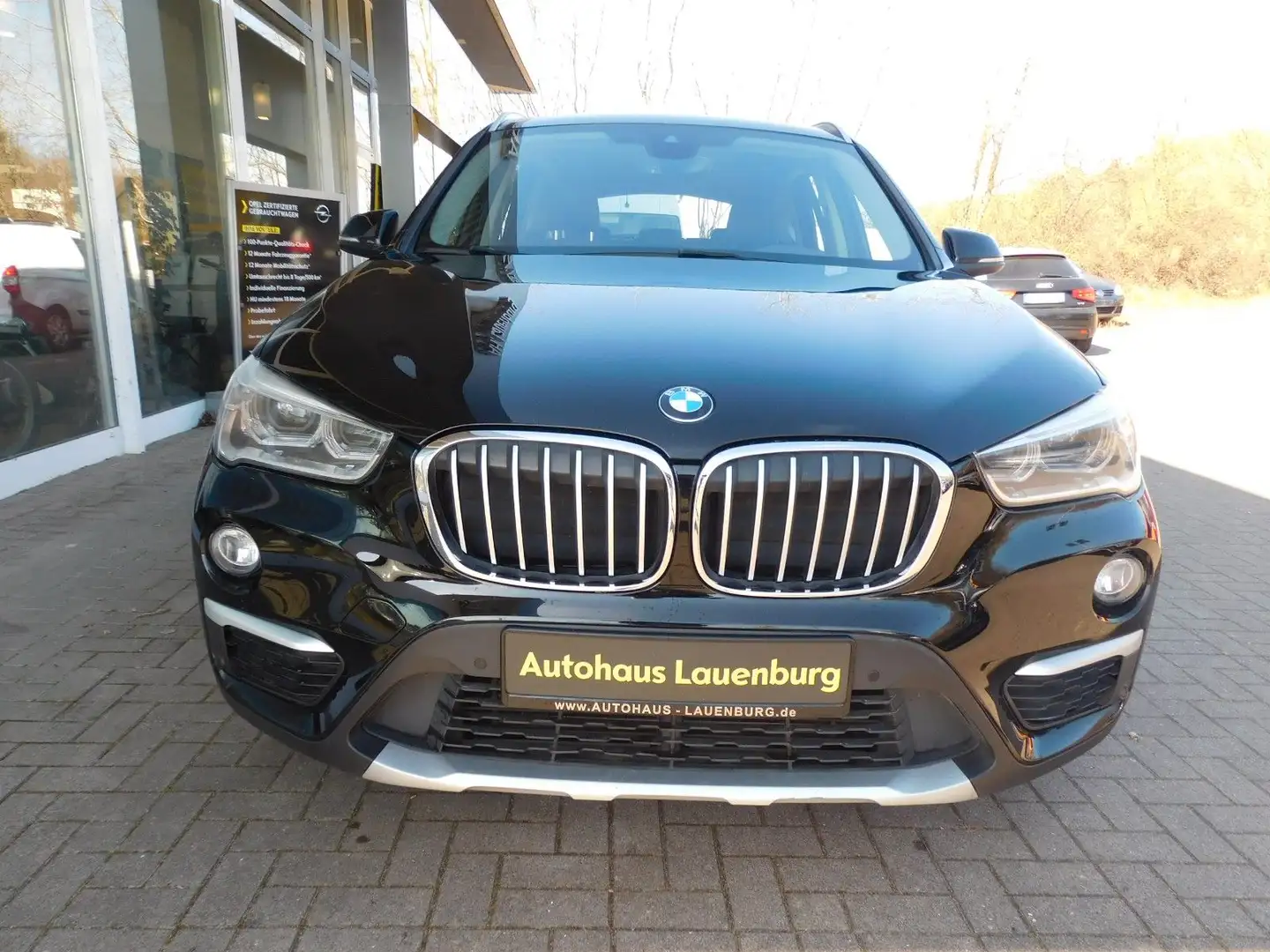 BMW X1 sDrive 18 d+PANO+KLIMA+NAVI+SHZ Zwart - 2