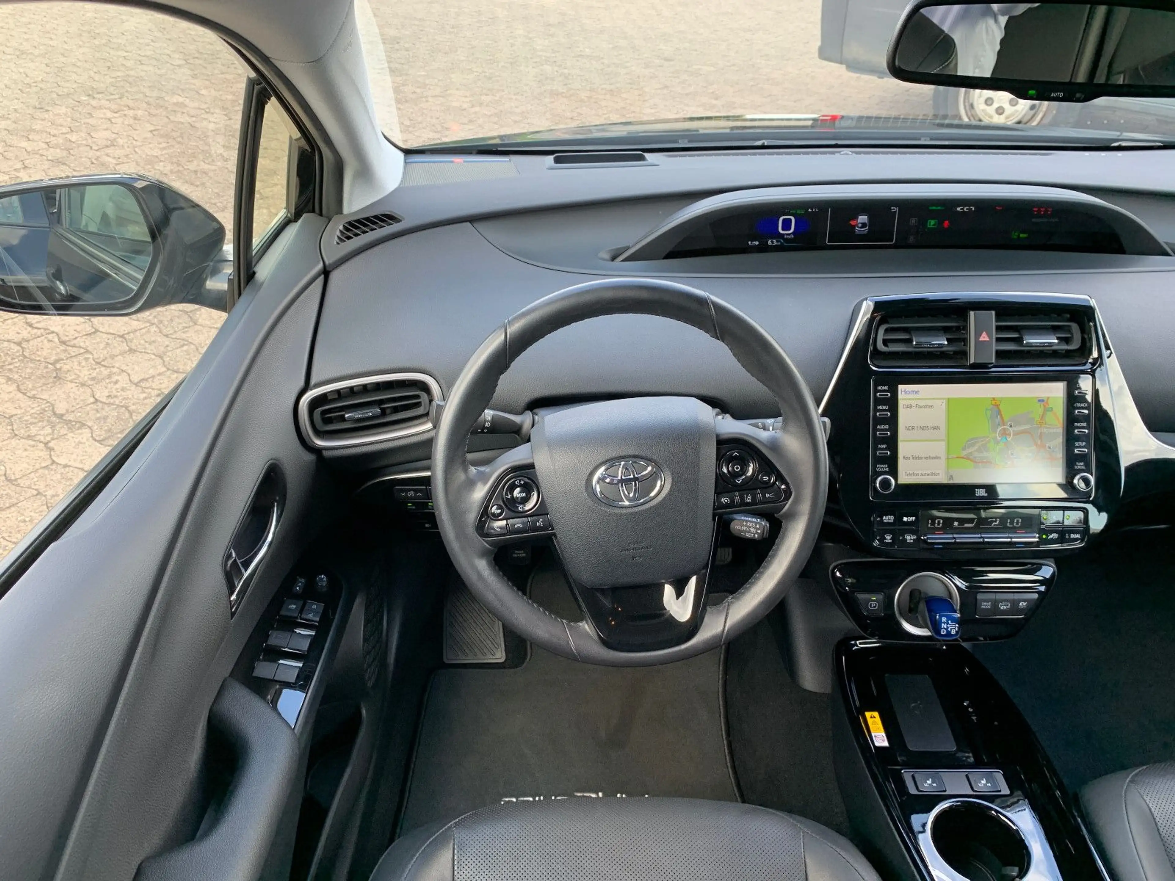 Toyota Prius Plug-in Hybrid Executive — photo 4