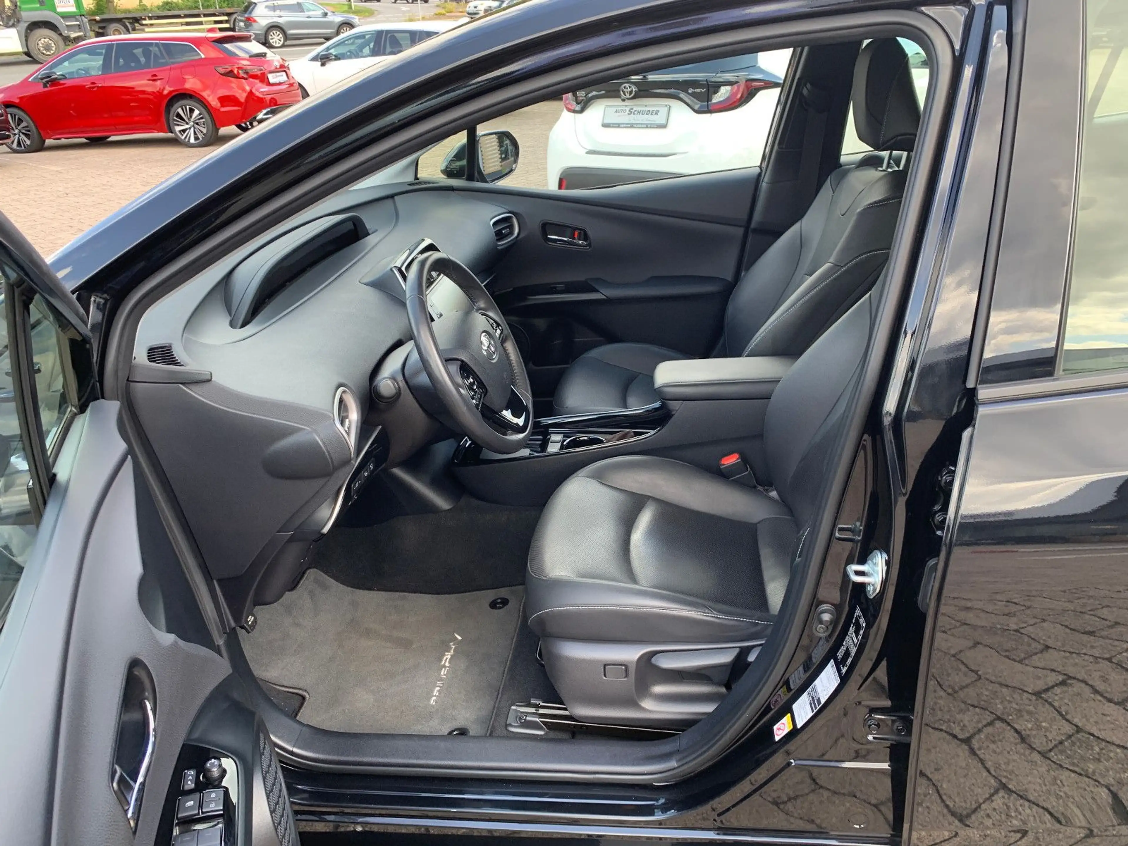 Toyota Prius Plug-in Hybrid Executive — photo 6