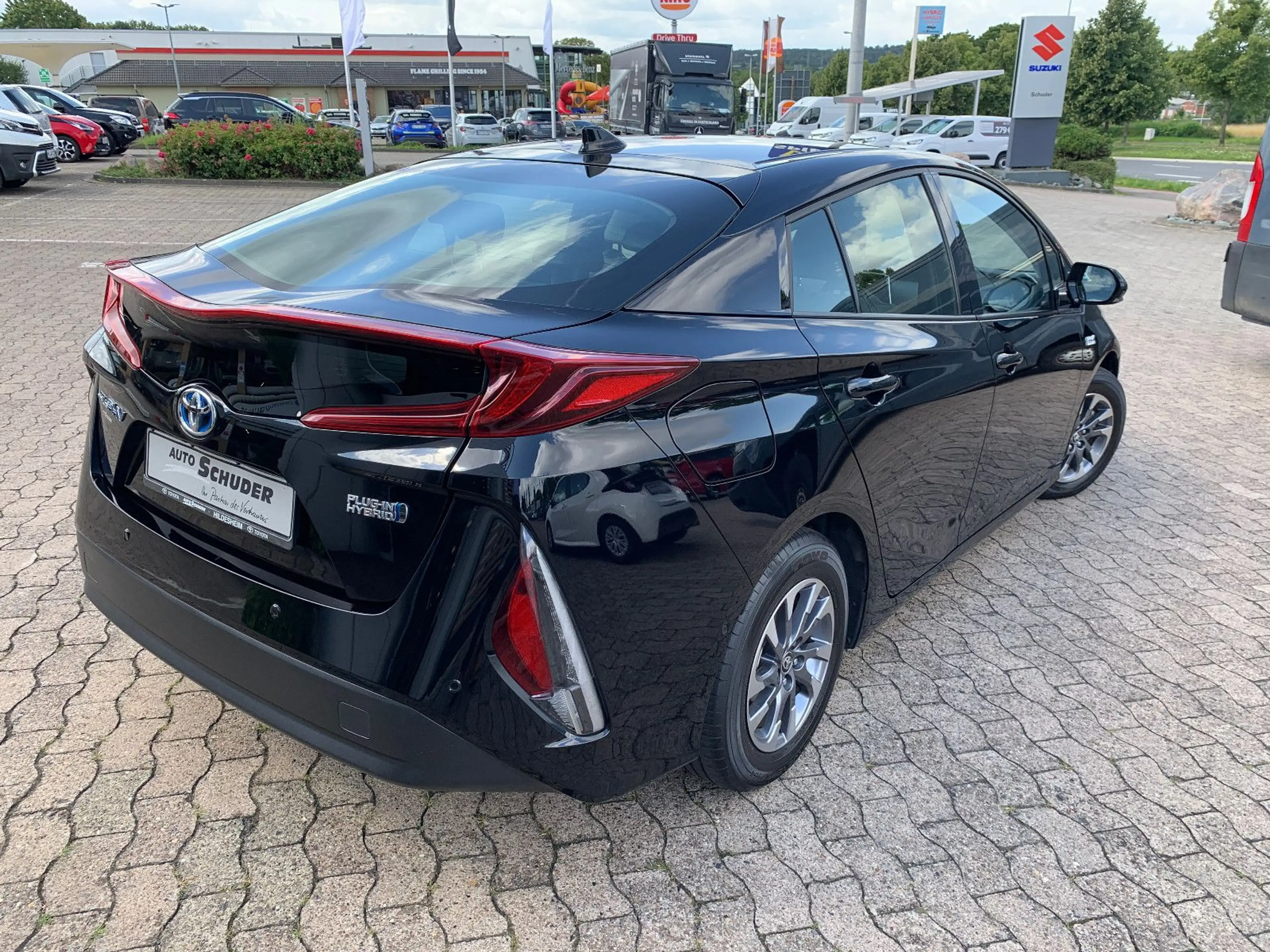 Toyota Prius Plug-in Hybrid Executive — photo 2