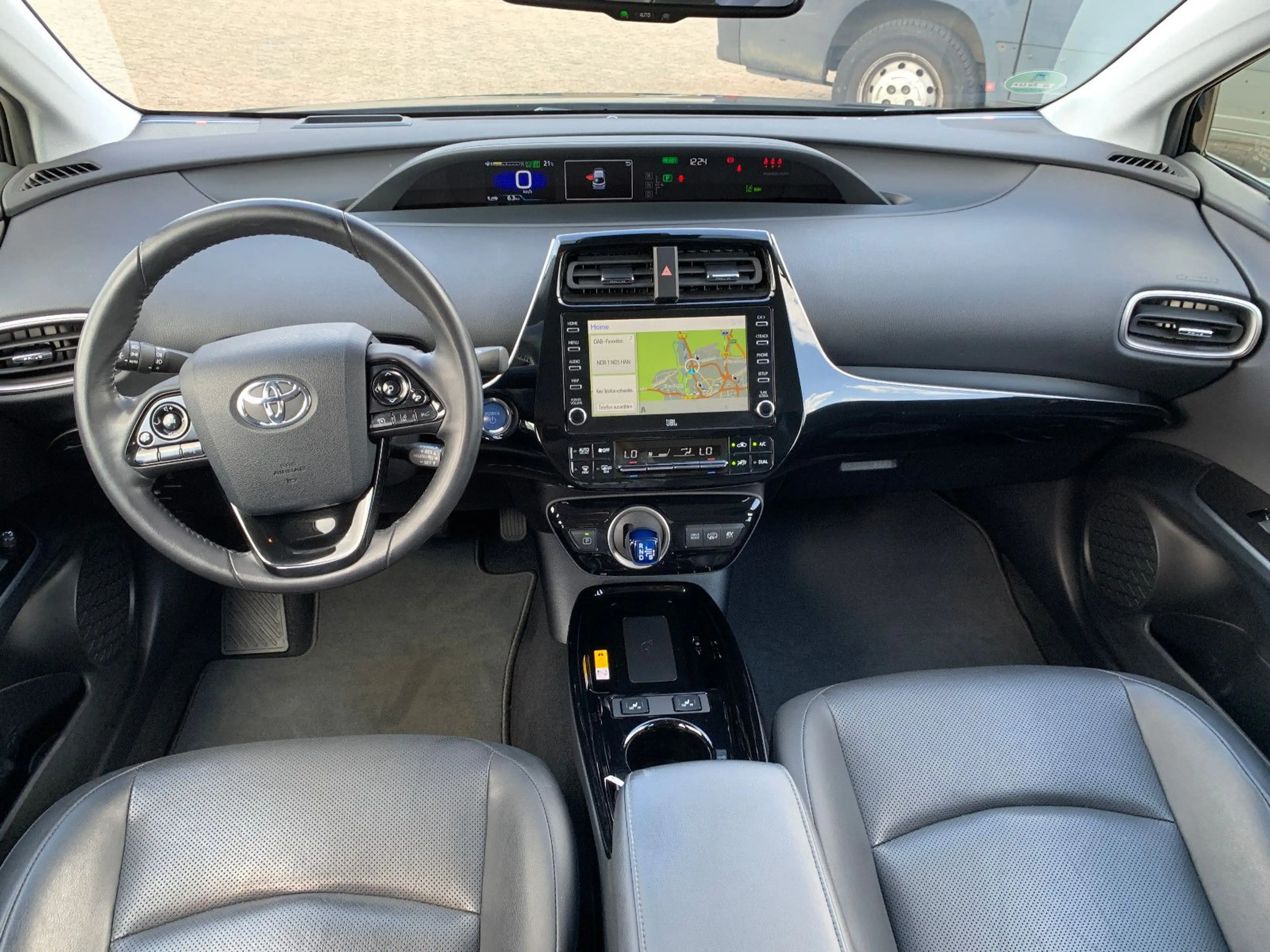 Toyota Prius Plug-in Hybrid Executive — photo 5