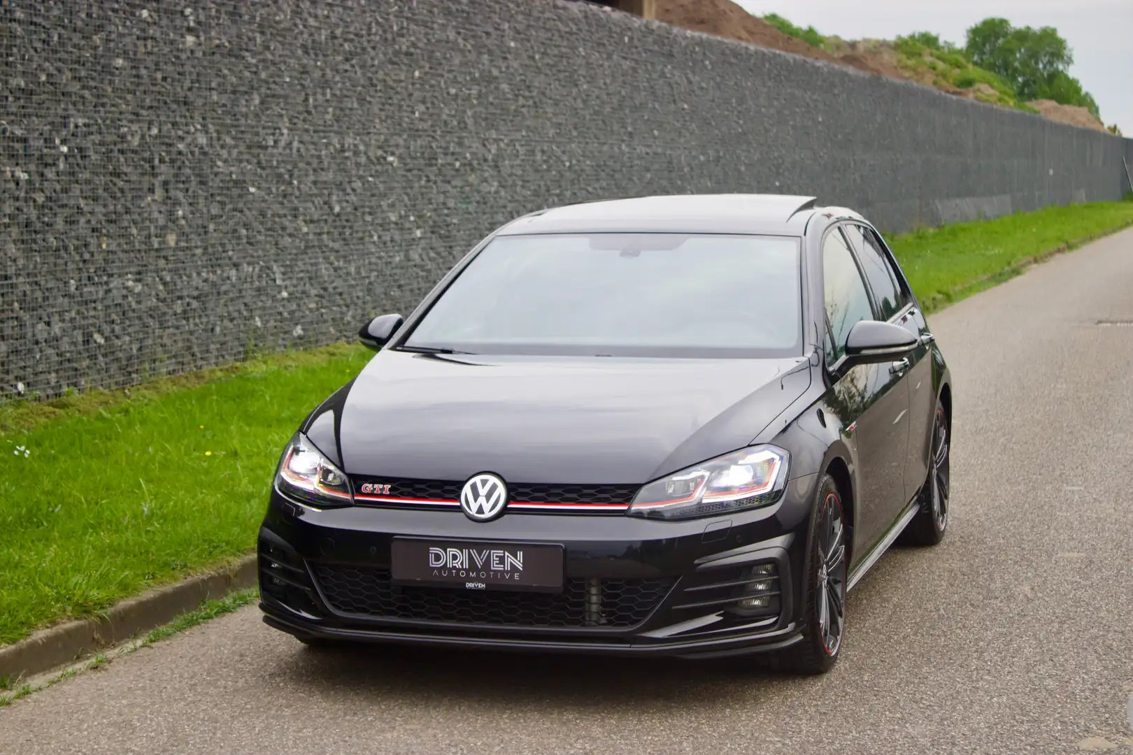 Volkswagen Golf GTI Performance | Pano - Digital - DynAudio - Alcantar Noir - 1